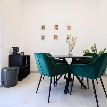 Magical Botanic-Charming Apartment نابولي المظهر الخارجي الصورة
