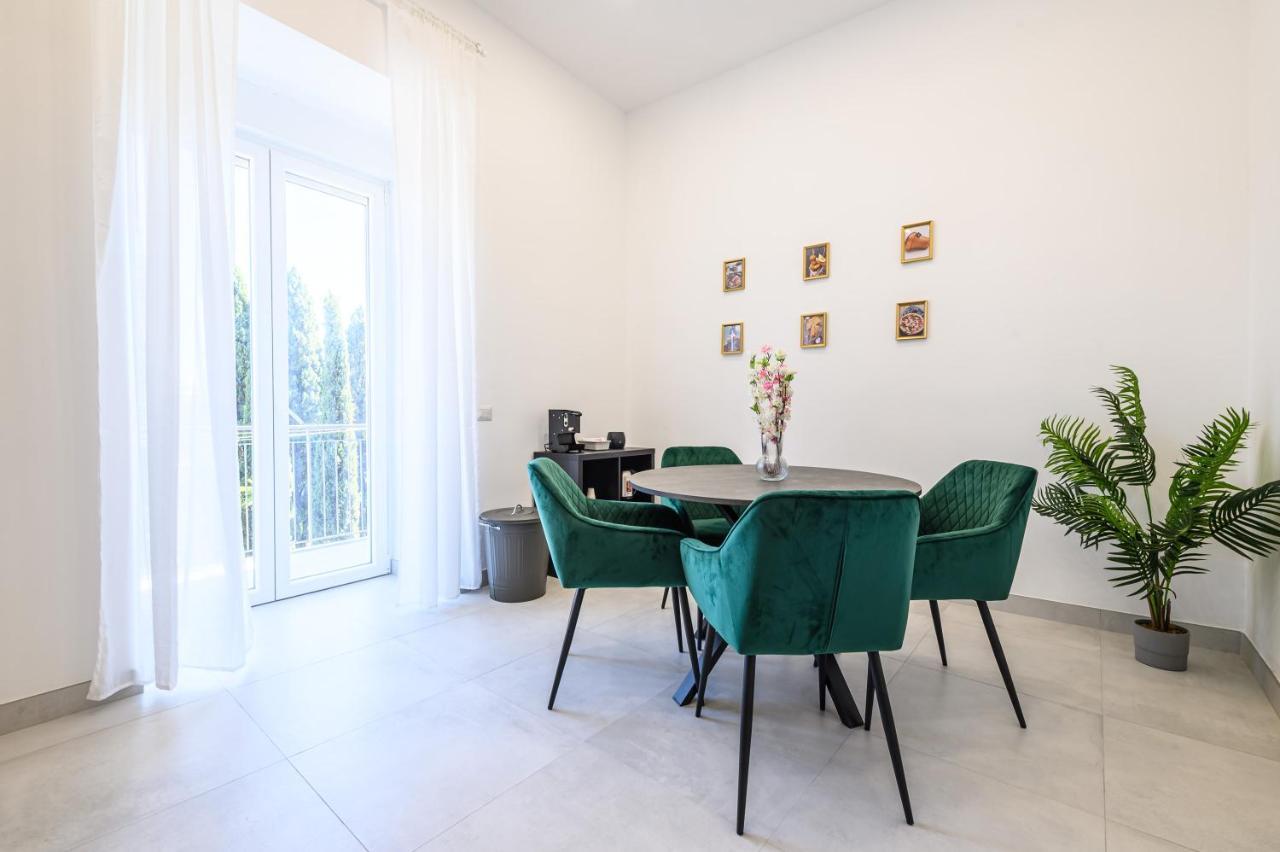 Magical Botanic-Charming Apartment نابولي المظهر الخارجي الصورة